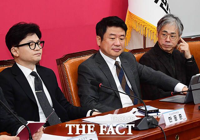 김경률 국민의힘 비상대책위원(오른쪽)이 22일 오전 서울 여의도 국회에서 열린 비상대책위원회의에 참석해 생각에 잠긴 한동훈 위원장(왼쪽)을 바라보고 있다. /배정한 기자