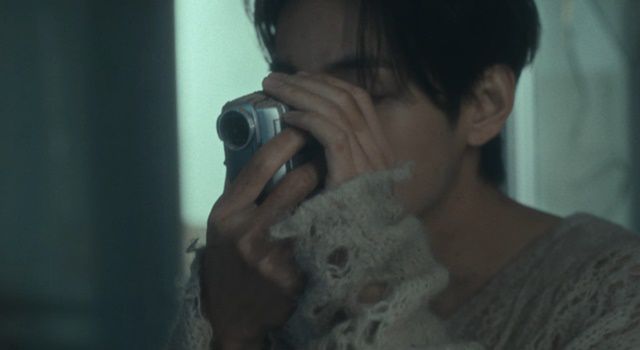 뮤직비디오 속 캠코더는 세상의 아름다운 것들을 바라볼 수 있는 중요한 장치다. /유튜브 캡처