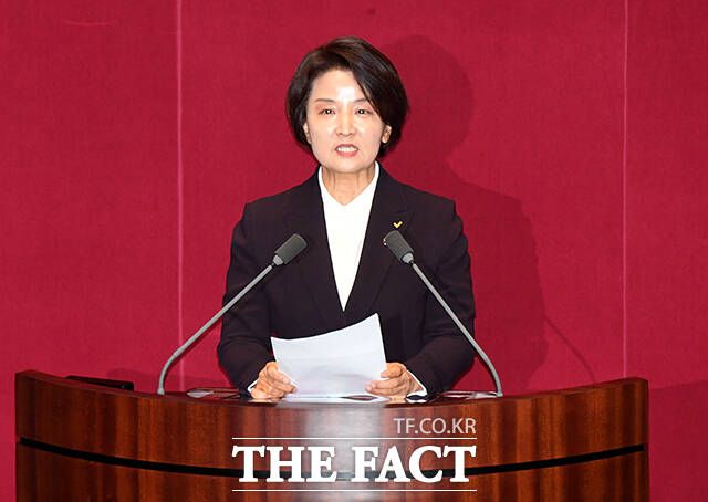 이은주 정의당 의원이 25일 오후 서울 여의도 국회에서 열린 제412회 국회(임시회) 제1차 본회의에 참석해 의원직 사퇴와 관련된 신상발언을 하고 있다. /국회=배정한 기자