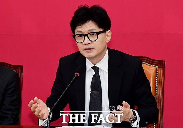 여야 모두 공천 룰 작업에 나선 가운데, 국민의힘은 3선 이상 현역에 대해 패널티를 주겠다는 입장을 내놨다. 한동훈 국민의힘 비상대책위원장이 22일 국회에서 열린 비상대책위원회의에 참석해 발언하는 모습. /배정한 기자