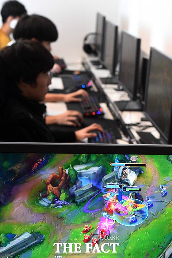 이론을 토대로 실습에 임하는 원생들과,