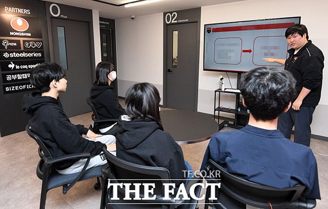 '이론 수업부터 피드백까지' 어엿한 스포츠로 자리 잡은 e스포츠. 아카데미에는 프로 데뷔 준비부터 대학교 진학, 상위 티어 달성 등 다양한 목표를 갖은 사람들이 찾고 있다.