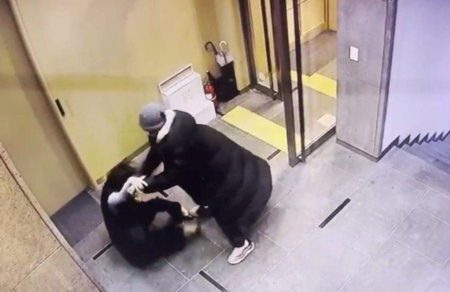 배 의원이 지난 25일 오후 서울 강남구 신사동의 한 건물에서 습격당하는 CCTV 장면이 공개됐다. /배현진 의원실 제공