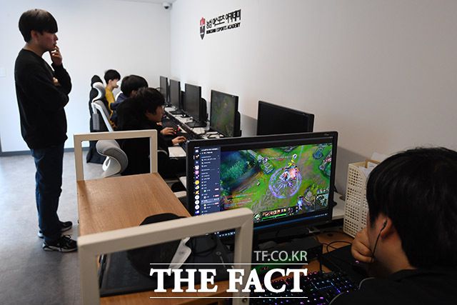 '제2의 페이커'를 꿈꾸며. 실시간 코칭 받으며 게임 플레이 하는 원생들.