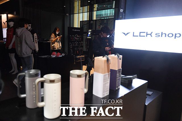 LoL 관련 기념품과 선수단 유니폼 등 굿즈를 구매할 수 있는 LCK shop. 굿즈는 연예인이나 스포츠 팬을 대상으로 디자인한 상품이다. 유니폼이나 텀블러, 열쇠고리 등 상품의 형태로 기획 판매되며, e스포츠가 다른 스포츠와 마찬가지로 스포츠로서 인정받고 있다는 사실을 반영한다.