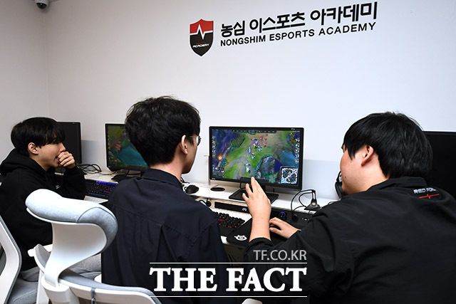 게임이 끝난 뒤엔 리플레이를 보며 피드백과 멘탈코칭을 진행하며 단점을 보완하고 있다.