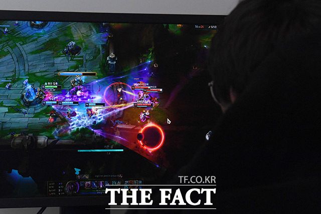 수많은 챔피언(캐릭터)과 화려한 스킬, 다양한 전술 등으로 청소년들에게 인기 있는 게임인 리그 오브 레전드(LoL).