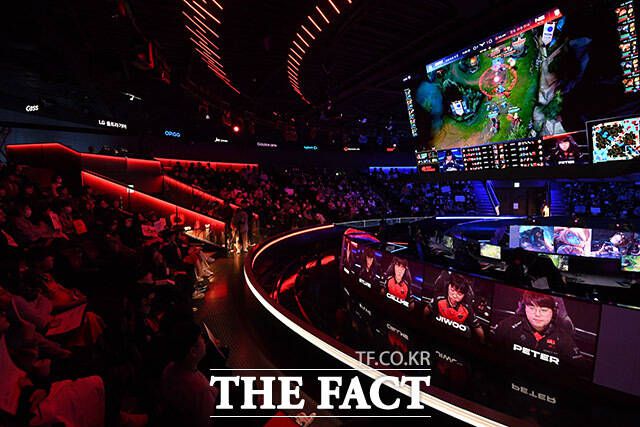 '팬들로 꽉 찬 경기장'