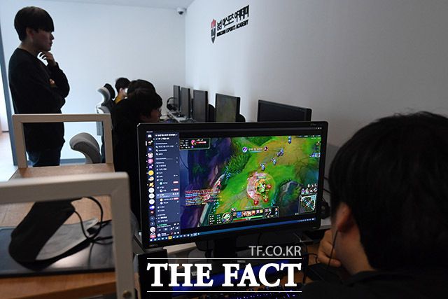 실시간 코칭 진행하는 코치진.