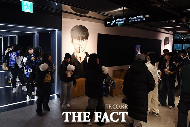 '2024 LoL 챔피언스 코리아 스프링' 개막전을 보기 위해 그랑서울 롤파크를 찾은 e스포츠 팬들.
