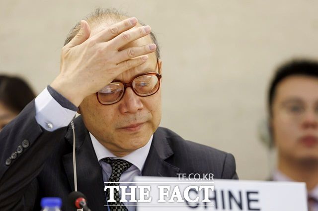 천쉬(陳旭) 제네바주재 중국 대사가 지난 21일 연설 도중 이마를 짚는 모습. 서방 국가들은 이날 중국 대상 유엔 보편적 인권검토(UPR)를 통해 중국은 표현의 자유를 허용하고 소수민족의 권리를 보호해야 한다고 중국에 압력을 가했다. /AP.뉴시스