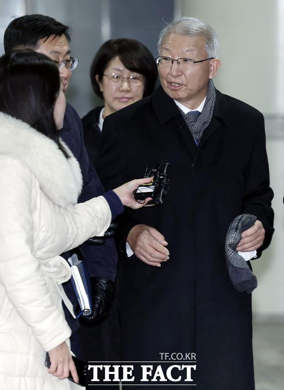 양승태 전 대법원장이 26일 서울 서초구 서울중앙지방법원에서 열린 '사법농단 혐의' 1심 무죄를 선고 받은 뒤 법원을 나오며 취재진 질문에 답변하고 있다. 2024.01.26./뉴시스