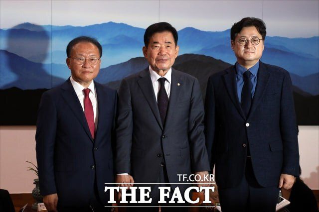 여야는 중대재해처벌법 유예안에 합의하지 못했다. 사진은 윤 원내대표, 김진표 국회의장, 홍익표 민주당 원내대표(왼쪽부터). /남용희 기자