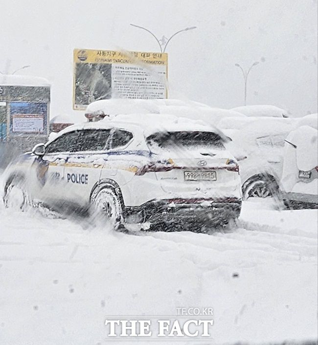 울릉경찰서 서면파출소 소속 순찰차량이 근무지를 이탈해 사동리 한 일주도로에 주차돼 있다./울릉=김은경 기자