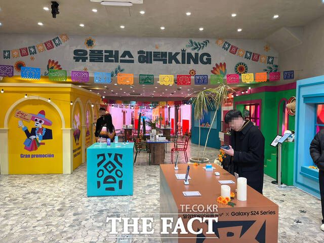 LG유플러스는 서울시 강남구에 위치한 자사의 복합문화공간 '일상비일상의틈'에 갤럭시S24 시리즈의 AI 번역 기능을 활용해 볼 수 있는 다양한 체험 공간을 준비했다. /최문정 기자