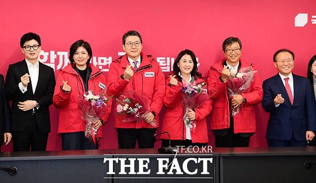 사진은 한동훈 비상대책위원장이 이날 국민인재 영입 환영식에서 영입인재들과 기념촬영을 하는 모습. 왼쪽부터 한 위원장, 진양혜 전 아나운서, 신동욱 TV조선 전 앵커, 이레나 이화여대 의학전문대학원원 의공학교실 교수, 하정훈 대한소아청소년 개원의사회 부회장, 윤재옥 원내대표. /배정한 기자