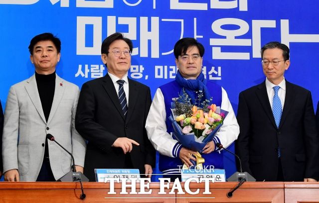 민주당은 매주 2명의 영입인재를 발표하며 지금까지 12명의 총선 인재를 국민들에게 공개했다. 사진은 공영운 전 현대자동차 사장 환영식 당시 사진. 왼쪽부터 김병욱 민주당 의원, 이재명 대표, 공 전 사장, 정성호 의원. /배정한 기자