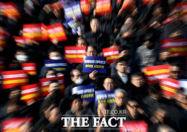 전국에서 모인 3500명의 중소기업인들이 구호을 외치고 있다.