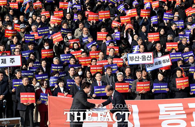 윤재옥 국민의힘 원내대표에게 호소문을 전달하고 김기문 중소기업중앙회 회장(왼쪽).