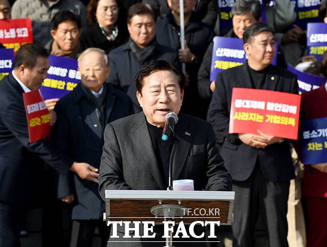 김기문 중소기업중앙회 회장이 31일 서울 여의도 국회에서 열린 50인 미만 소규모 사업장에 대한 중대재해처벌법 유예를 촉구하는 기자회견에 참석해 발언을 하고 있다. /배정한 기자