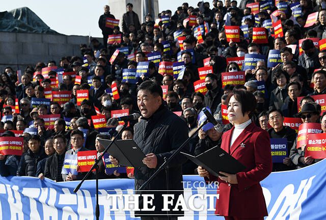 성명서 낭동하는 3500여 명의 중소기업인들.