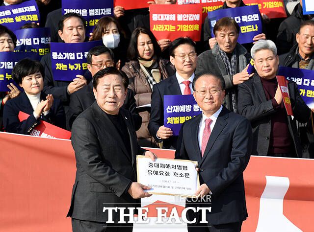 김기문 중소기업중앙회 회장(왼쪽) 윤재옥 국민의힘 원내대표에게 호소문을 전달하고 있다.