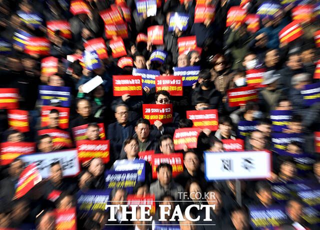 전국에서 모인 3500명의 중소기업인들이 구호을 외치고 있다.