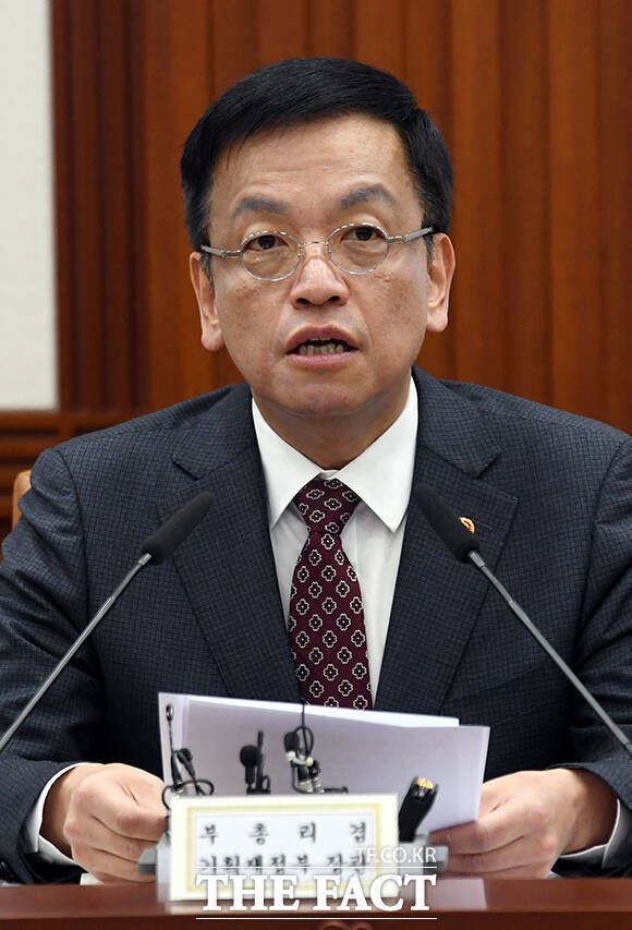 최상목 부총리 겸 기획재정부 장관이 2일 오전 서울 종로구 정부서울청사에서 열린 비상경제장관회의 겸 물가관계장관회의에 참석해 모두발언을 하고 있다. /임영무 기자