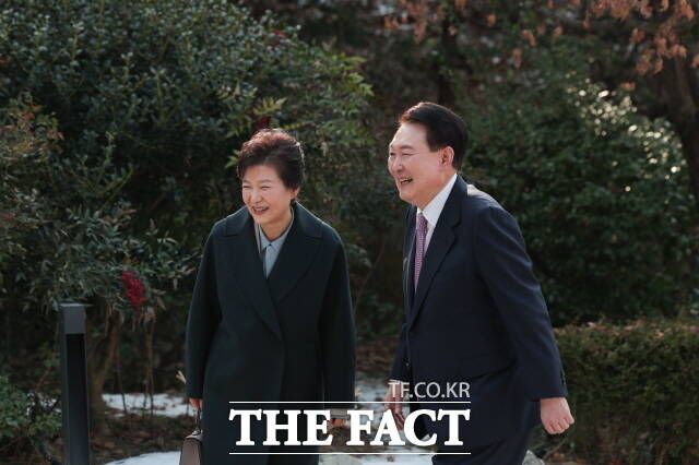 윤석열 대통령이 2일 박근혜 전 대통령의 생일을 맞아 통화로 축하 인사를 전했다. 2023년 12월 29일 서울 한남동 관저에서 박근혜 전 대통령과 오찬을 마친 뒤 정원을 산책하고 있다. /대통령실 제공