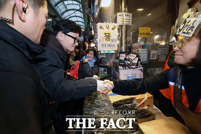 한동훈 국민의힘 비상대책위원장이 5일 오후 서울 동대문구 경동시장을 찾아 상인과 인사하고 있다. /동대문=이동률 기자
