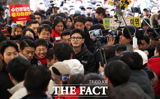 [더팩트ㅣ이동률 기자] 한동훈 국민의힘 비상대책위원장이 설 명절 연휴를 나흘 앞둔 5일 서울 동대문구 청량리 청과물시장·경동시장을 방문하고 있다.