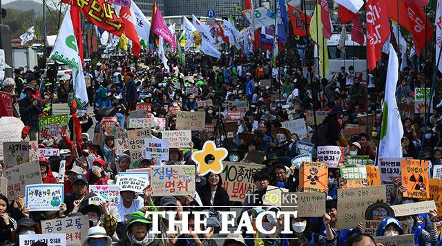 우리나라 유권자의 기후위기에 대한 관심은 점차 커지고 있다. 전문가들은 기후위기가 환경문제를 벗어나 경제·산업사회 등의 다양한 문제라고지적한다.·지난해 4월14일 시민단체들의 '기후정의파업' 모습. /이동률 기자