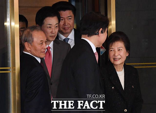 박 전 대통령은 지난 5일 대구 수성구 인터불고호텔 만촌 컨벤션홀에서 북콘서트를 열고 "우리나라가 발전해 나가는 데 조금이라도 도움이 된다면 작은 힘이나마 보태겠다"고 밝혔다. /배정한 기자