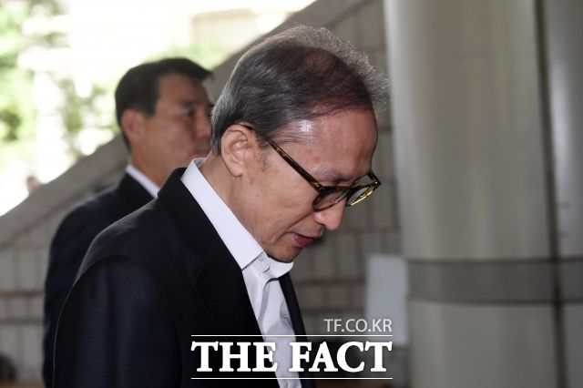 당내에서는 두 전직 대통령의 행보를 두고 확대해석을 경계하기도 했다. 사진은 이 전 대통령이 2019년 다스 자금 횡령과 뇌물수수 의혹 등과 관련해 공판에 출석하고 있는 모습. /남용희 기자