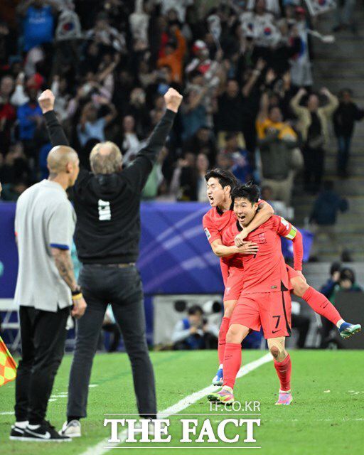이강인과 손흥민은 나란히 3골을 기록하며 한국의 여섯 번째 아시안컵 득점왕을 가시권에 넣고 있다. 한국의 4강 진출을 이끈 손흥민(앞)과 이강인이 3일 2023 아시안컵 8강전 연장 전반 역전 프리킥골을 터뜨린 뒤 기뻐하고 있는 가운데 클린스만 감독도 두 팔을 번쩍 치켜올히며 환호하고 있다./알와크라=신화.뉴시스