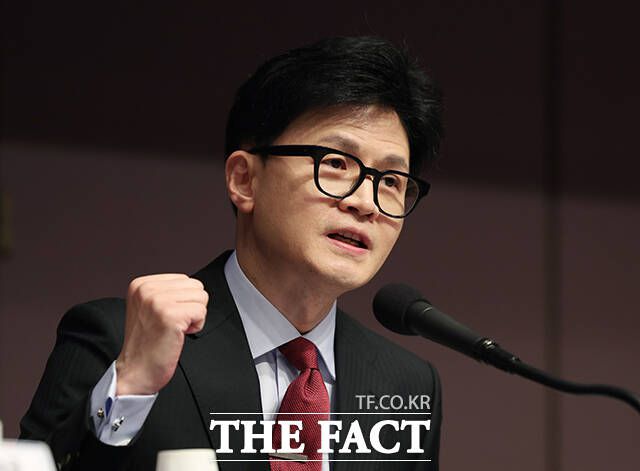 한 위원장은 사천 논란에 대해 "정치를 한 번도 안 해본 사람이 한 달도 안 돼서 집권 여당을 사당화할 수 있는 분이라면 정치의 신 아니냐"라고 반문했다. /국회사진취재단