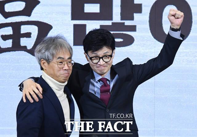 앞서 한 위원장은 지난달 17일 서울시당 신년인사회에서 마포을 출마 후보로 김경율 비대위원을 소개해 사천 논란을 야기한 바 있다. 이후 김 비대위원은 불출마를 선언했다. /이새롬 기자