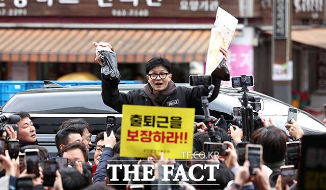 한동훈 국민의힘 비상대책위원장이 지난 5일 서울 동대문구 경동시장을 방문해 시민들 앞에서 구매한 상품을 들어 보이는 모습. /이동률 기자