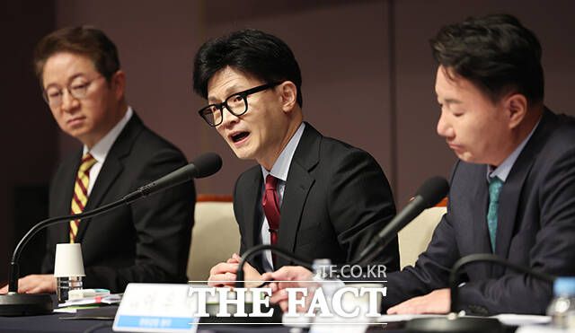 한 위원장은 김건희 여사의 명품 가방 수수 의혹에 대해 "함정 몰카"라면서도 "국민들께서 걱정하실 만한 부분은 있다"고 말했다. /국회사진취재단