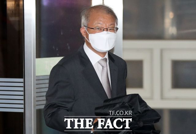 법원은 양 전 대법원장에게 '다른 법관의 재판에 개입할 권한'이 없기에 '직권남용'도 성립되지 않는다고 판단했다. 사진은 양 전 대법원장이 지난달 26일 서울 서초구 서울중앙지방법원에서 열린 1심 선고 후 법원을 나오는 모습./뉴시스