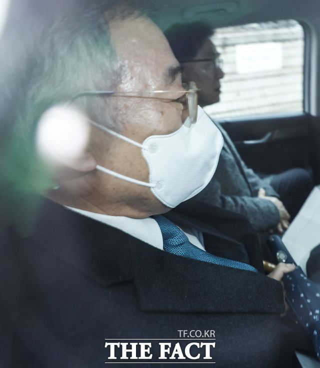 이른바 '사법농단' 의혹으로 재판에 넘겨진 임종헌 전 법원행정처 차장이 5일 서울 서초구 서울중앙지방법원에서 열린 선고 공판을 마친 뒤 법원을 나서고 있다./뉴시스