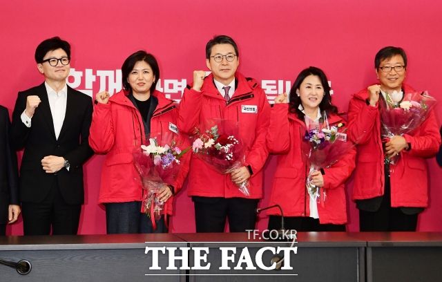 한동훈 국민의힘 비상대책위원장이 1월 29일 오전 서울 여의도 국민의힘 당사에서 열린 국민 인재 영입 환영식에 참석해 기념사진 촬영을 하고 있다. 향후 여당의 공정한 공천 시스템 작동이 중요해 보인다. /배정한 기자