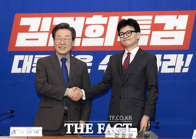 여당은 '운동권 심판론'을, 야당은 '정권 심판론'을 내세우며 설 밥상머리 민심 잡기에 열을 올리고 있다. /배정한 기자