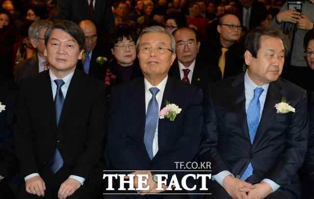 20대 총선을 앞둔 설 연휴 당시엔 야권 분열이라는 초유의 상황을 맞이한 야당에 비해 김무성 대표가 이끄는 새누리당은 여유로운 모습을 보였다. 사진 왼쪽부터 안철수 당시 국민의당 대표, 김종인 민주당 비대위원장, 김무성 새누리당 대표. /이새롬 기자