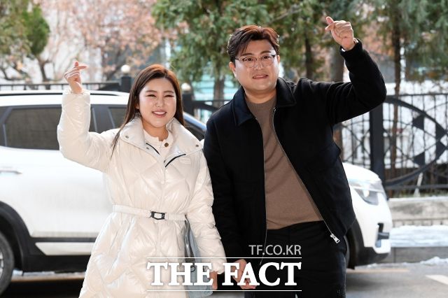 송가인은 지금의 트로트 열풍을 촉발시킨 원조 '미스트롯'의 주역이다. 원하든 원하지 않든 트로트 스타들의 몸값 상승을 주도한 선도 역할을 했다. 사진은 '김호중-송가인 듀엣곡 녹음' 당시 모습. /더팩트 DB