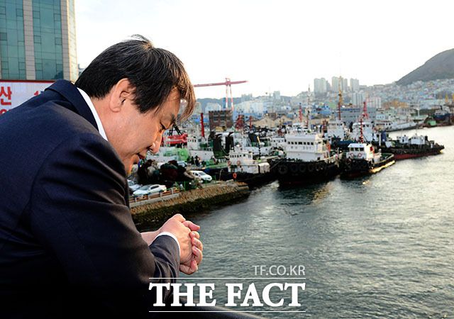 20대 총선에서 새누리당의 패배 원인은 친박계와 비박계의 갈등 때문으로 분석된다. 옥새파동 당시 김무성 대표의 모습. /뉴시스