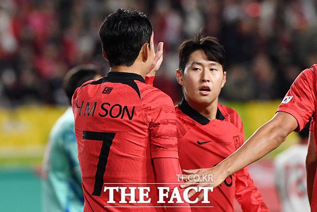 요르단과 아시안컵 4강전 전날 저녁 충돌을 빚은 손흥민(왼쪽)과 이강인. 손흥민과 이강인은 한국대표팀의 핵심 선수로 기대를 모았으나 내부 분열로 팬들의 실망을 자아내고 있다./더팩트 DB