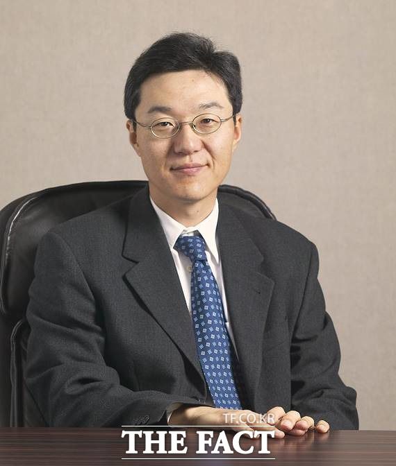 메가마트는 고(故) 신춘호 농심 창업주 셋째 아들인 신동익 부회장이 지난해 11월 초까지 이끌어오다 경영 일선에서 물러났다. /메가마트