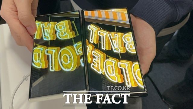 갤럭시S24 울트라 모델(오른쪽)은 전작과 거의 유사한 외관을 띄고 있지만, 플랫 디스플레이를 탑재했고, 최대 밝기가 훨씬 밝아졌다. /최문정 기자