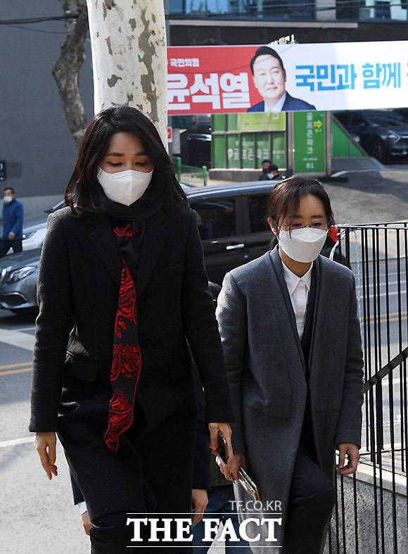 제20대 대선 사전투표 첫날인 2022년 3월 4일 김건희 여사가 20대 대통령선거 사전투표소에서 투표를 하기 위해 들어서고 있고, 옆에는 최지현 대통령실 인사비서관이 수행했다. 윤 대통령이 제2부속실 설치 효과에 대해 부정적인 평가를 내리면서 설치가 무산될 수 있다는 전망도 나온다. /이효균 기자